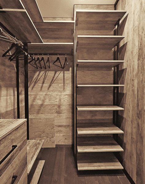 Открытая гардеробная с деревянными полками, штангами и вертикальным модулем хранения