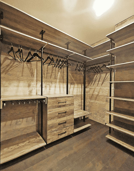 Угловая гардеробная система с несколькими зонами хранения: штанги для одежды, комод на 4 ящика, открытые полки и напольные платформы