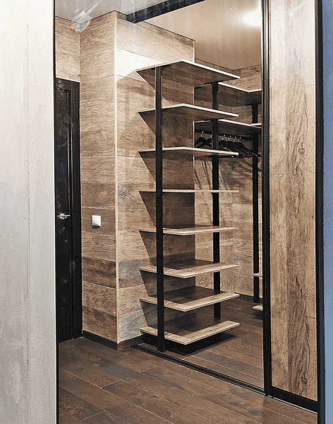 Открытая гардеробная система с вертикальным стеллажом, полками разной высоты и зоной для размещения плечиков