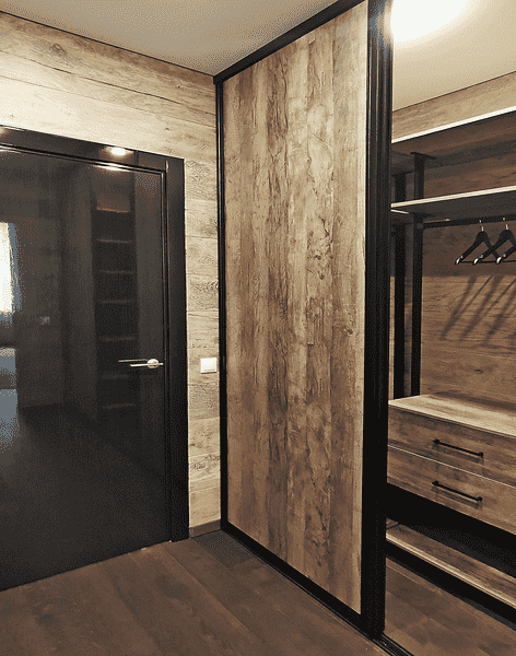 Зеркальные раздвижные двери для гардеробной, визуально расширяющие пространство и обеспечивающие удобство в повседневном использовании