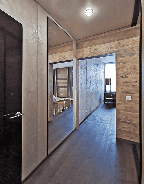 Гардеробная система с комодом на 4 ящика, штангами для одежды и дополнительной зоной хранения под длинные вещи