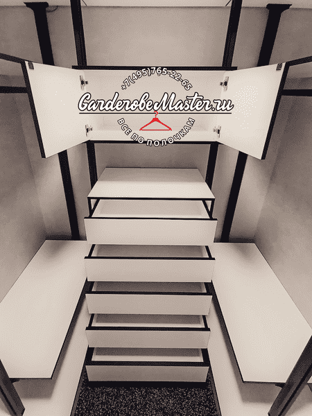 Центральный модуль гардеробной с открытыми дверцами и каскадом выдвижных ящиков, симметричное расположение полок и боковых платформ, акцент на функциональности