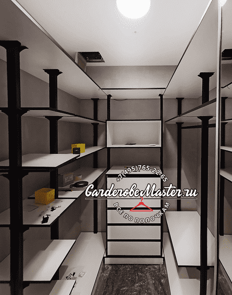 Процесс монтажа гардеробной системы: открытые полки, выдвижные ящики и металлический каркас, демонстрация конструкции и этапов сборки без декоративных элементов