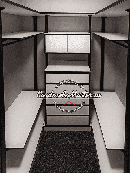 Готовая гардеробная комната с центральным блоком ящиков и верхними шкафами, боковые секции с полками и штангами, нейтральная цветовая гамма и равномерное освещение