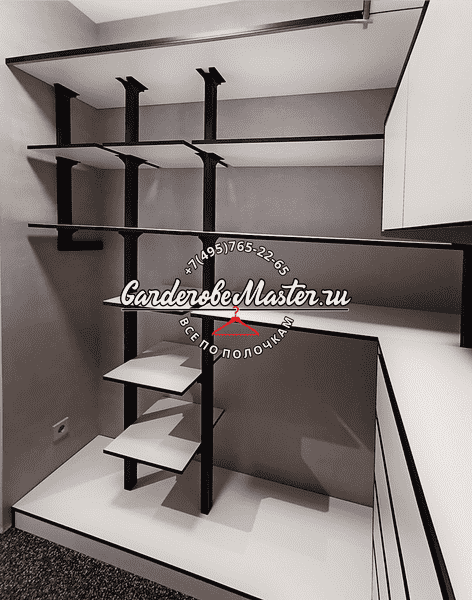 Открытая угловая гардеробная система с многоуровневыми полками и штангами, компактное использование пространства, чёрно-белое цветовое решение