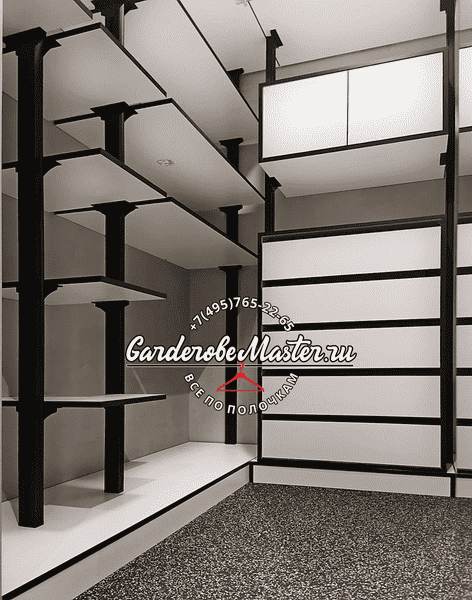 Фрагмент гардеробной с многоуровневыми полками, чёрные стойки и белые поверхности, акцент на вертикальной модульности и гибкой настройке хранения