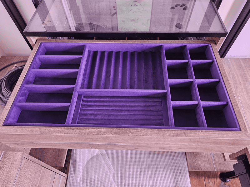 Детальный вид органайзера для украшений и аксессуаров, индивидуальные секции, бархатное покрытие, акцент на премиальное хранение мелочей