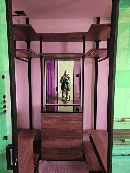 Гардеробная с центральным модулем и зеркалом, комбинирование открытых полок и закрытых ящиков, мягкая декоративная подсветка