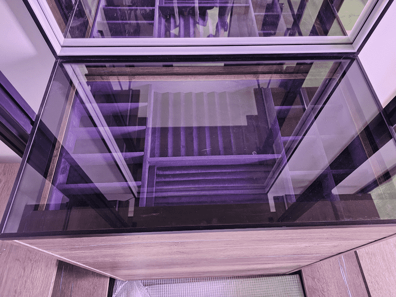 Стеклянная витрина с выдвижным органайзером для аксессуаров