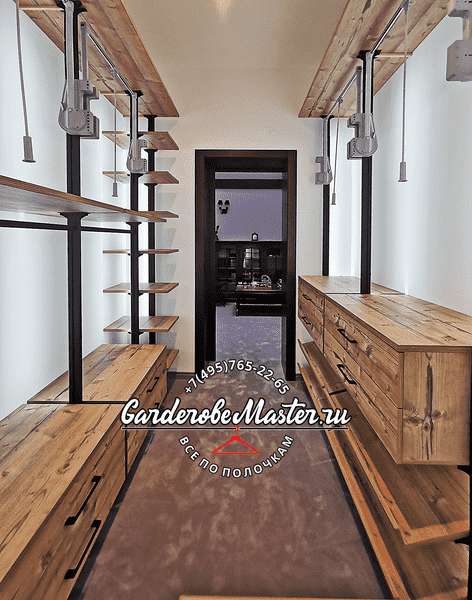 Гардеробная в стиле лофт с массивом дерева и открытыми полками