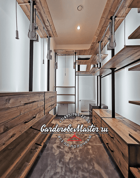 Гардеробная с деревянными фасадами и открытыми стеллажами