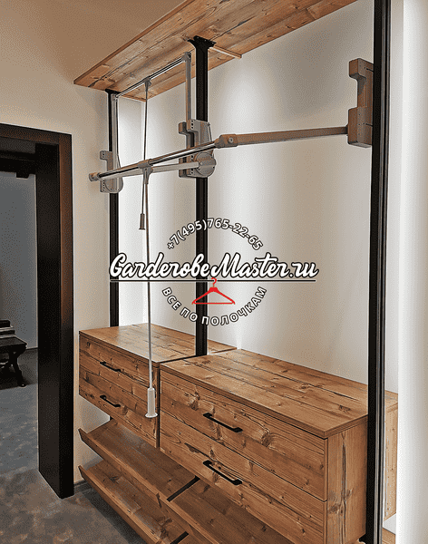 Гардеробная система с деревянными полками и металлическим каркасом в индустриальном стиле