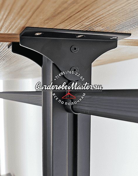 Деталь крепления металлической стойки гардеробной системы к потолочной панели из массива
