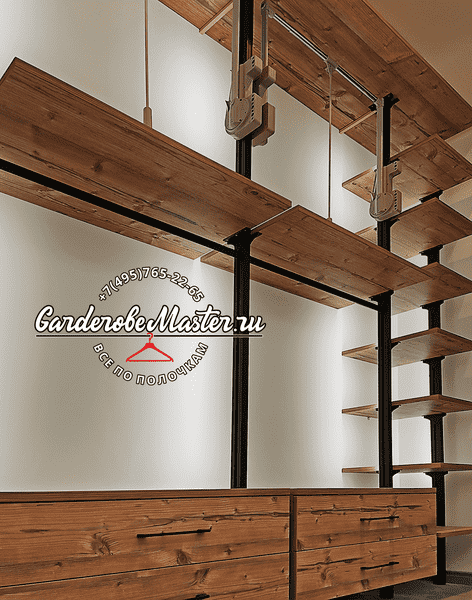 Гардеробная система с массивными деревянными полками, подвесными механизмами и нижними комодами