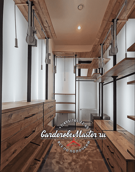 Общий вид гардеробной комнаты с натуральным деревом, металлическими стойками и продуманной планировкой