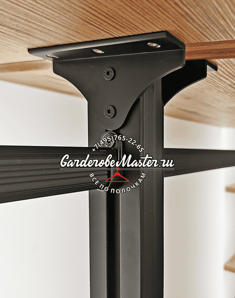 Крупный план металлического соединения вертикальной стойки гардеробной системы с горизонтальной балкой