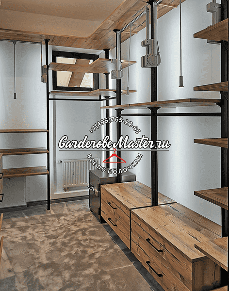 Гардеробная комната с деревянными модулями хранения, открытыми полками и индустриальной фурнитурой