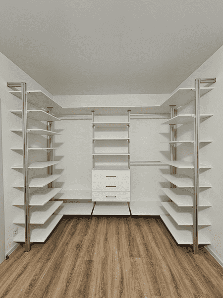 Белая гардеробная система с симметричными стеллажами и центральным блоком выдвижных ящиков
