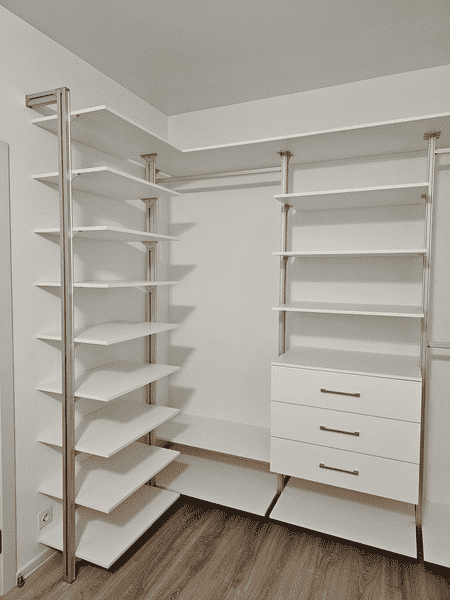 Фрагмент белой гардеробной системы с открытыми полками и напольным модулем хранения