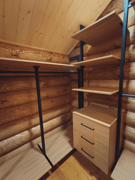 Гардеробная система в мансардном помещении, выполненная как гардеробная на заказ с учётом наклонов кровли и сложной геометрии. Система хранения построена на металлическом каркасе и обеспечивает рациональное размещение одежды и вещей.