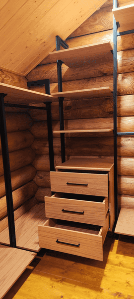 Открытая гардеробная система вдоль стены с равномерным распределением полок и ниш. Система хранения подходит для размещения одежды, коробок и аксессуаров.