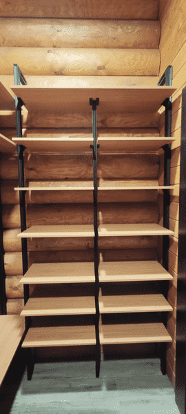 Гардеробная система с учётом наклонного потолка, выполненная в формате гардеробной на заказ. Конструкция сохраняет максимальный объём хранения даже в сложных помещениях.