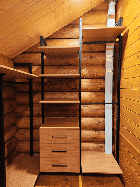 Компактная гардеробная система с комодом и открытыми секциями для хранения одежды. Система хранения рассчитана на частный дом и мансардные пространства.