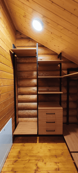 Гардеробная система в деревянном доме с акцентом на натуральные материалы и металлический каркас. Гардеробная на заказ гармонично вписывается в интерьер и решает задачу хранения.