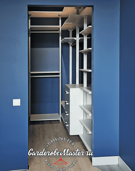 Гардеробная система в нише с открытыми полками и выдвижным комодом для хранения вещей. Универсальная гардеробная на заказ подходит для квартир и частных домов.