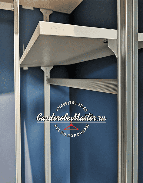 Гардеробная система в нише с открытыми полками и металлическим каркасом, выполненная в современном стиле для квартиры или дома.