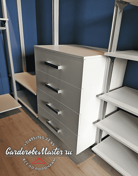 Комод с выдвижными ящиками в составе гардеробной системы, минималистичный дизайн и строгая геометрия.