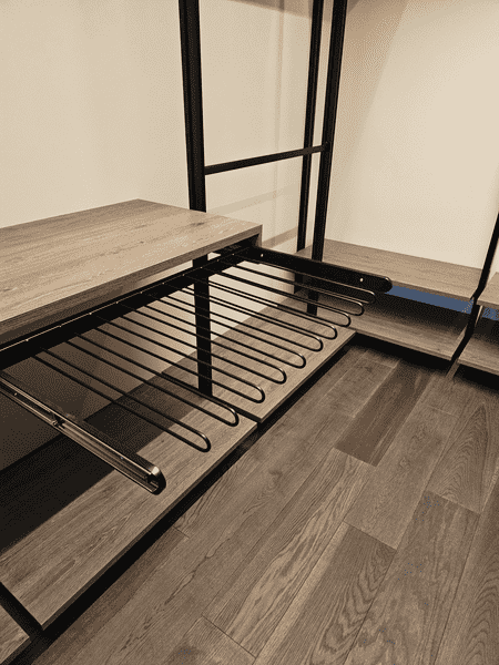 Выдвижная корзина для брюк в составе гардеробной системы, металлическое исполнение.