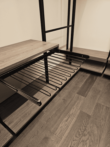 Выдвижной брючный модуль с направляющими, интегрированный в гардеробную систему.