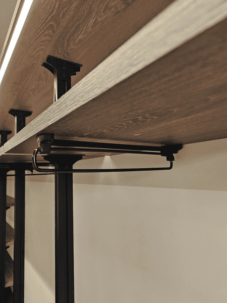 Деталь крепления полок и штанг в гардеробной системе с металлическим каркасом.