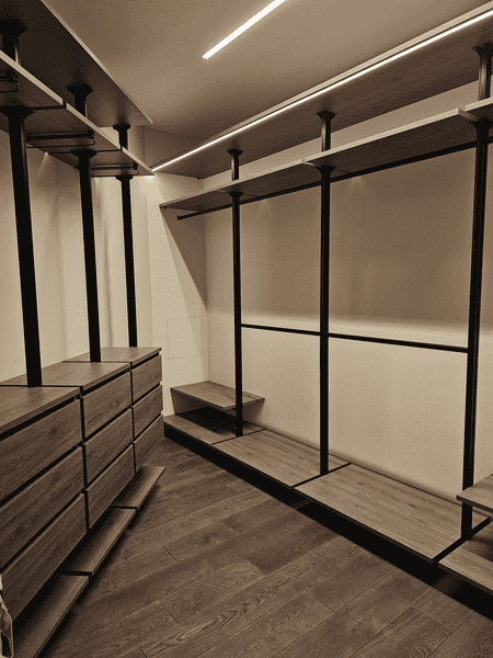 Гардеробная комната с открытыми секциями и штангами для одежды, строгий современный стиль.