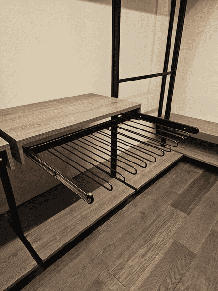 Открытая гардеробная система вдоль стены с полками и нижними секциями.