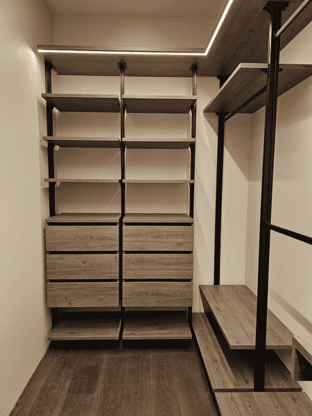 Гардеробная комната с полками и модулями