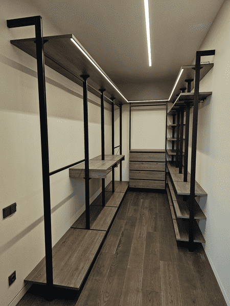 Узкая гардеробная система в нише