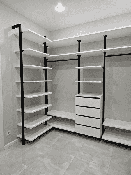 Белая гардеробная система с полками