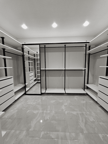 Просторная гардеробная система с центральной зоной хранения и штангами. Гардеробная комната на заказ для удобной организации одежды.