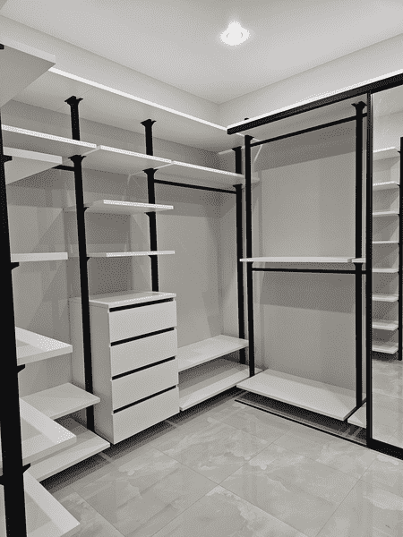 Угловая гардеробная система с открытыми модулями и полками. Современная гардеробная комната с рациональной планировкой пространства.