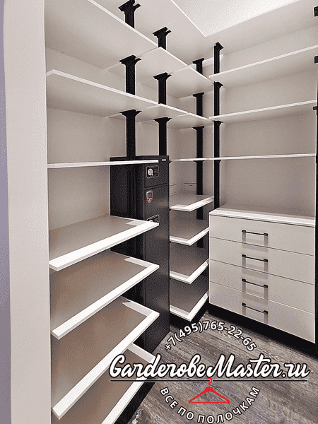 Гардеробная система с выдвижными ящиками и вертикальными стойками. Практичное решение для хранения одежды и аксессуаров.