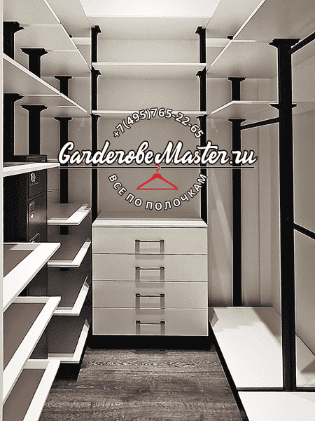 Компактная гардеробная система с металлическими опорами и полками. Гардеробная комната для квартиры с акцентом на функциональность.