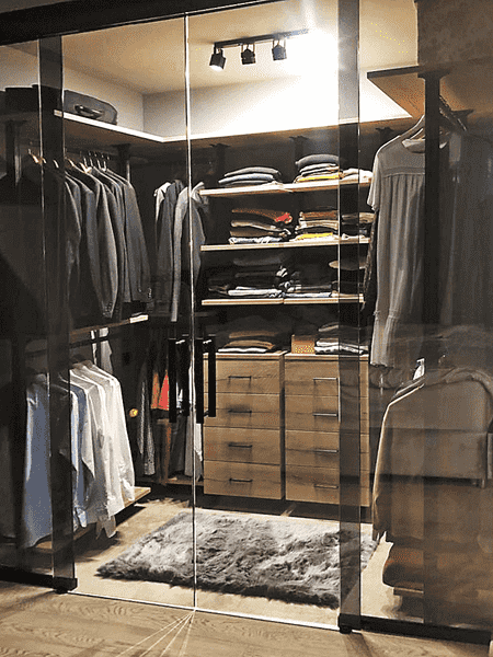 Гардеробная система за стеклянными перегородками с ящиками и полками. Эстетичная гардеробная комната с удобной системой хранения.