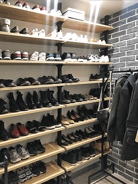 Гардеробная система с открытыми обувными полками и металлическим каркасом. Рациональная организация хранения обуви и верхней одежды.