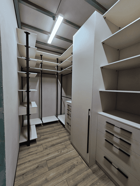 Гардеробная система с выдвижными ящиками и открытыми полками для аккуратного хранения. Гардеробная комната на заказ с функциональной системой хранения.
