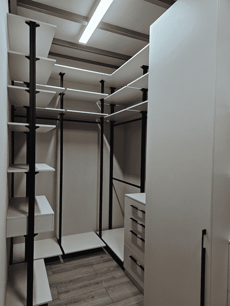 Гардеробная система с центральным комодом и равномерным распределением полок. Современные гардеробные системы для дома, оптимизация пространства.