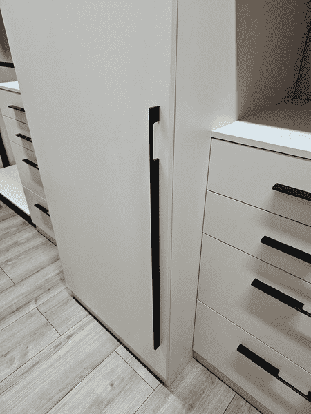 Минималистичная гардеробная система с белыми модулями и чёрным каркасом. Гардеробная на заказ, универсальное решение для хранения одежды.