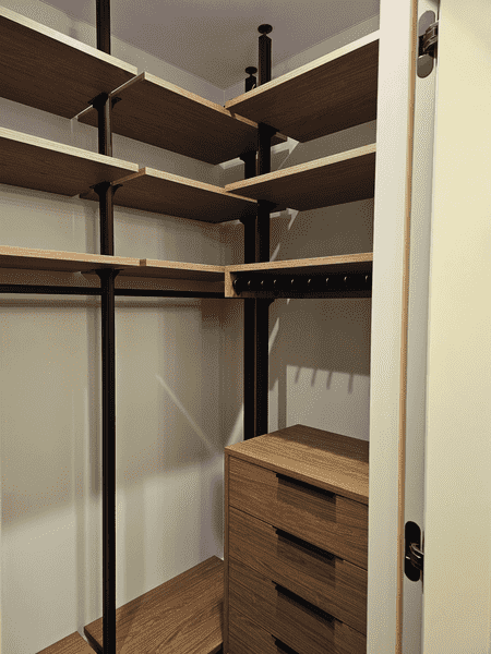 Деталь фасадов и фурнитуры гардеробной системы с чёткой геометрией. Гардеробные системы на заказ, внимание к качеству и деталям.