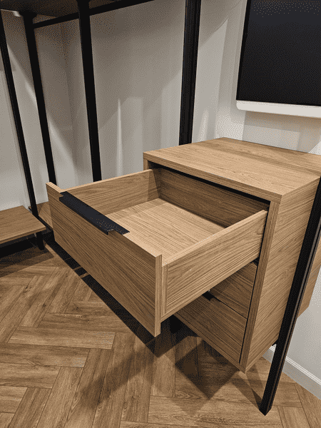 Гардеробная система с деревянными полками и металлическим каркасом. Гардеробная комната на заказ, сочетание эстетики и функциональности.